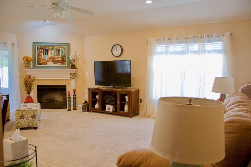 11932 Hayden Lakes Cir, Jacksonville, FL 32218