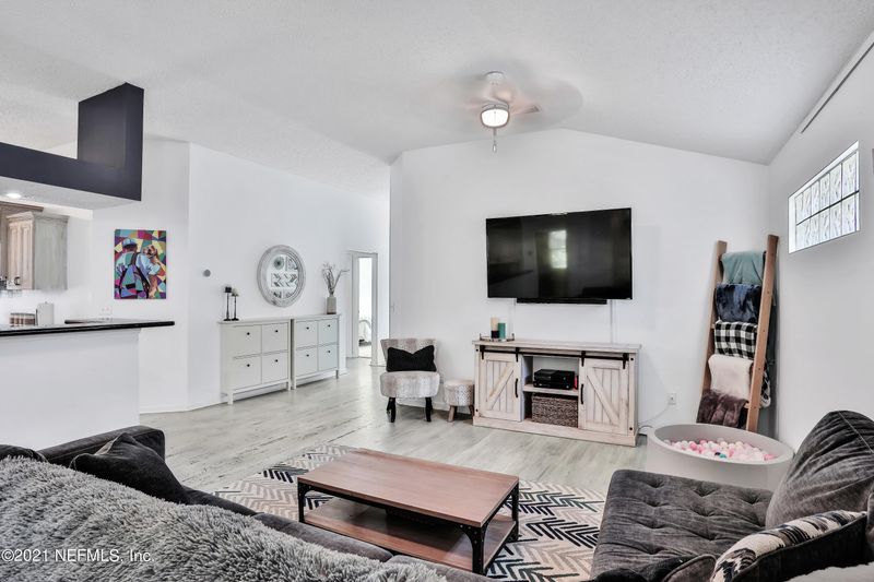 1277 Brookwood Bluff Rd E, Jacksonville, FL 32225
