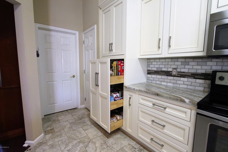 1290 Summit Oaks Dr E, Jacksonville, FL 32221