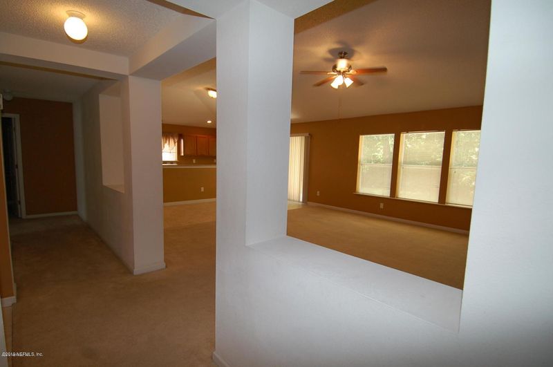 1297 Dunns Lake Dr, Jacksonville, FL 32218
