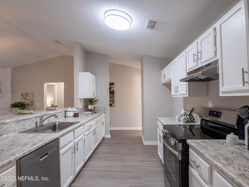 1356 S High Plains Dr, Jacksonville, FL 32218