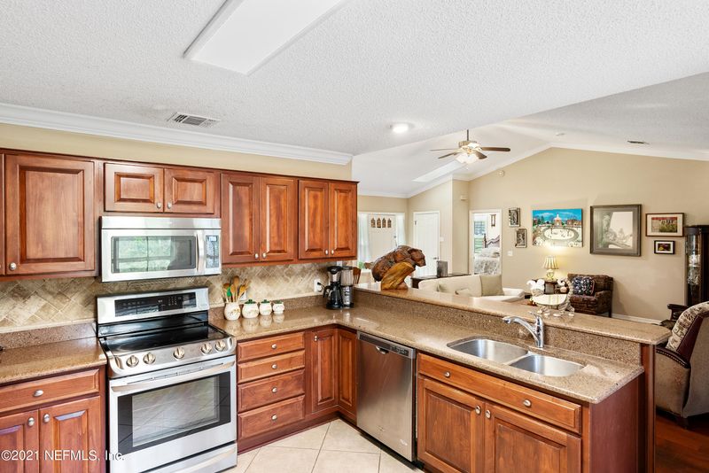 1380 Crystal Sands Dr, Jacksonville, FL 32218