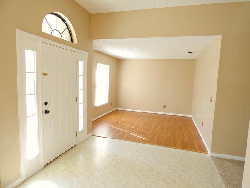 14042 Crestwick Dr E, Jacksonville, FL 32218