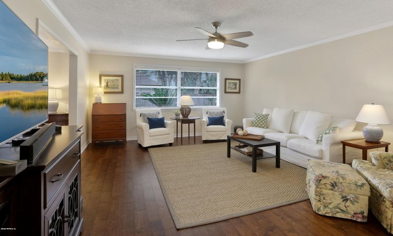1410 Kings Rd, Neptune Beach, FL 32266