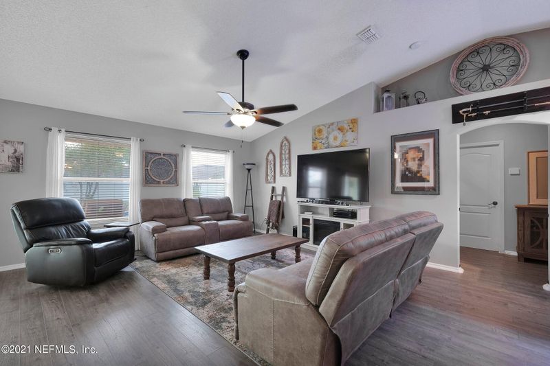 1440 Summit Oaks Dr E, Jacksonville, FL 32221