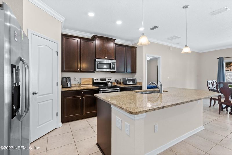 15810 Bainebridge Dr, Jacksonville, FL 32218