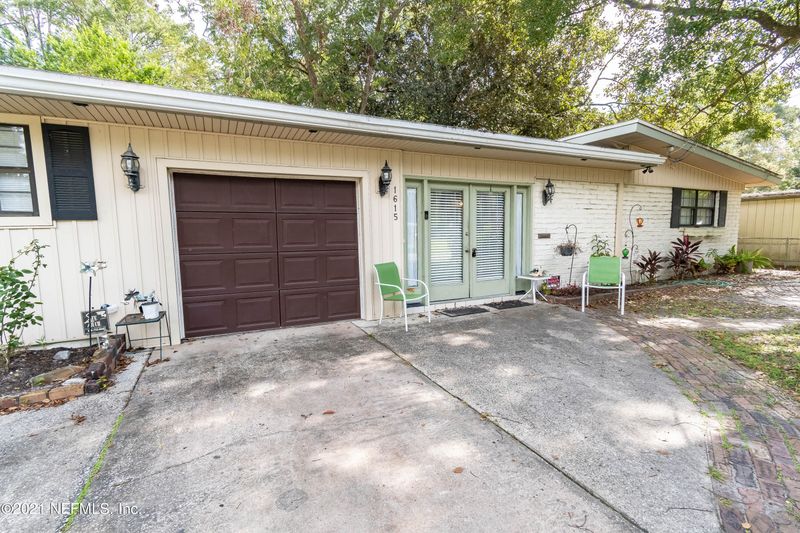 1615 Louvre Dr, Jacksonville, FL 32221