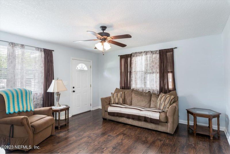 1665 Debutante Dr, Jacksonville, FL 32246