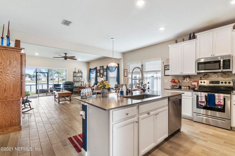 1697 Mathews Manor Dr, Jacksonville, FL 32211