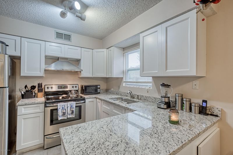 179 Pine St, Atlantic Beach, FL 32233