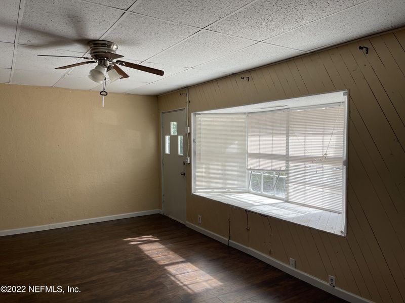 1861 Louvre Dr, Jacksonville, FL 32221