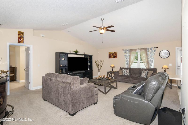 2015 Smith Pointe Dr, Jacksonville, FL 32218