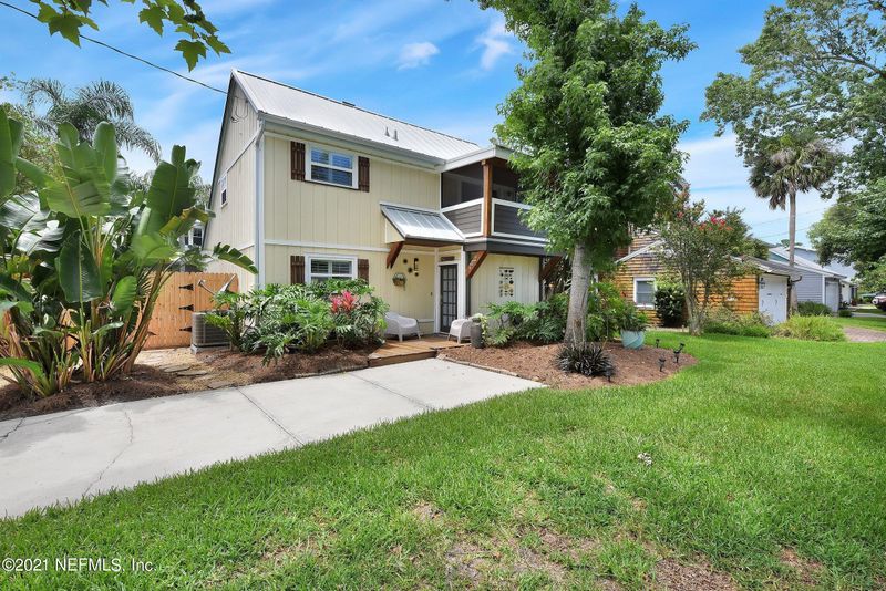 202 Pine St, Atlantic Beach, FL 32233