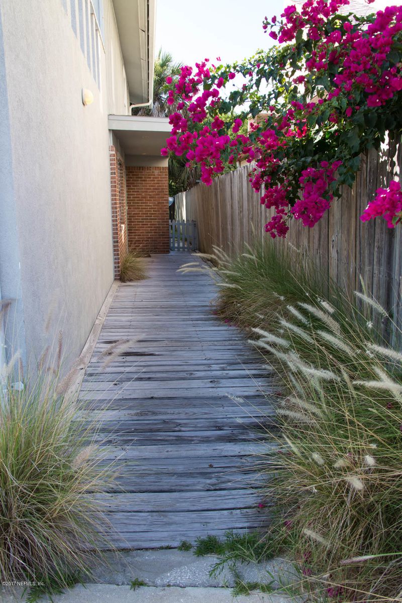 208 Margaret St, Neptune Beach, FL 32266
