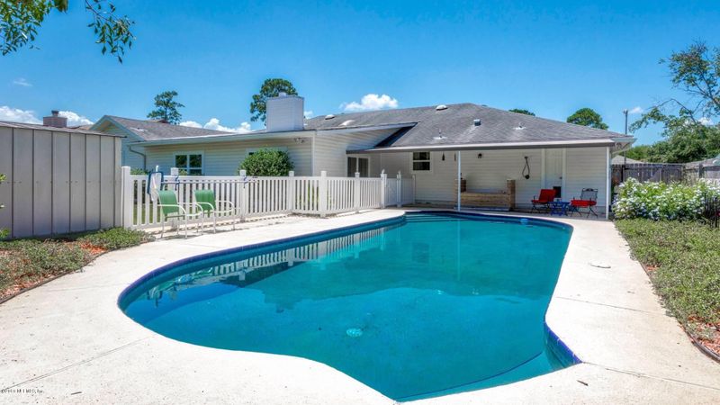 2279 Fallen Tree Dr E, Jacksonville, FL 32246