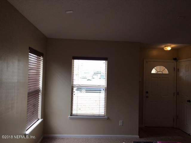2291 Brian Lakes Dr E, Jacksonville, FL 32221