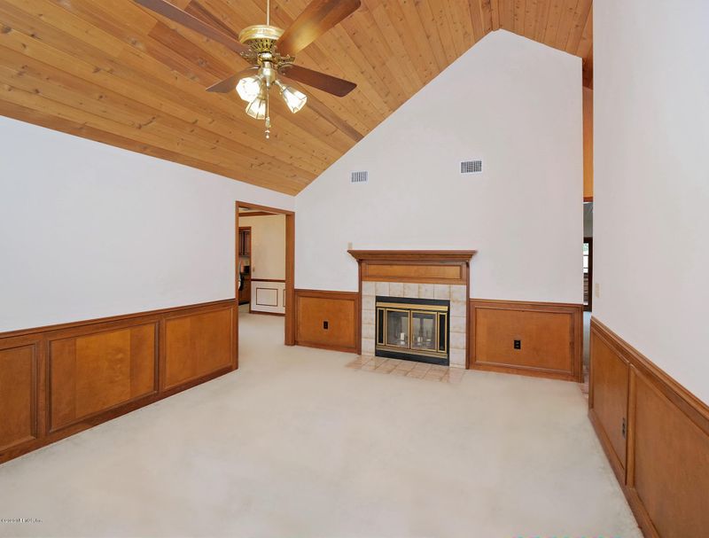 232 St Johns River Place Ln, St Johns, FL 32259