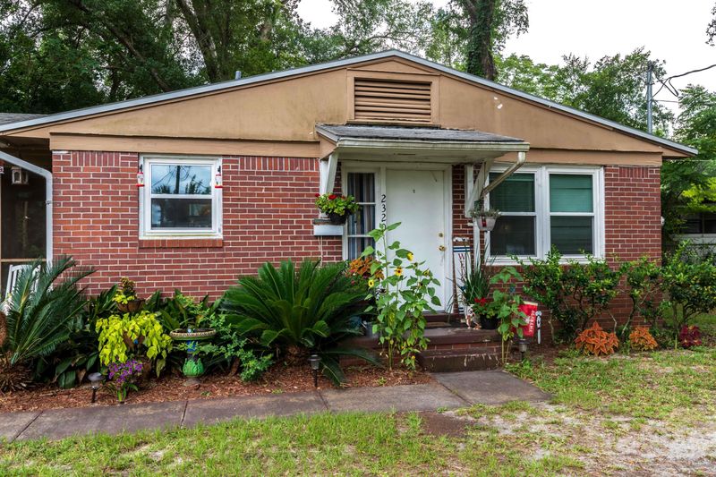 2320 Cedar Shores Cir, Jacksonville, FL 32210