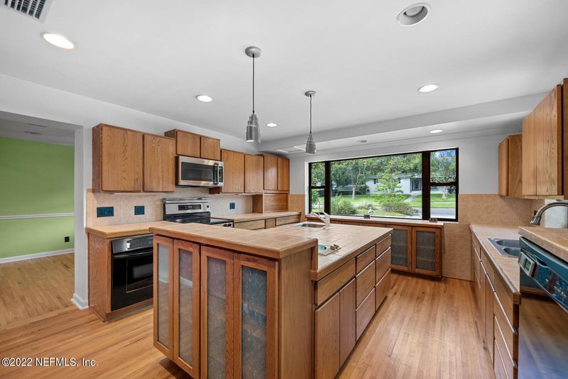 2440 Lofberg Dr, Jacksonville, FL 32216