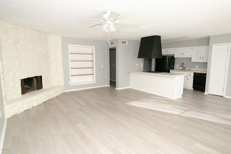 2570 Stern Dr, Jacksonville, FL 32233