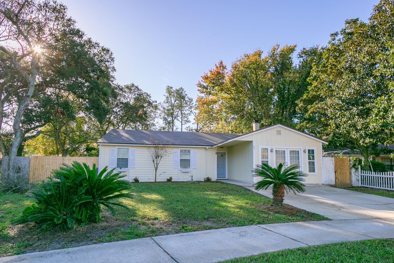 2570 Stern Dr, Jacksonville, FL 32233