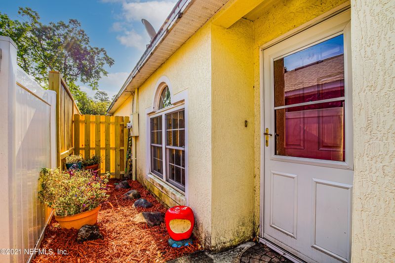 2689 Kimberly Forest Dr E, Jacksonville, FL 32246