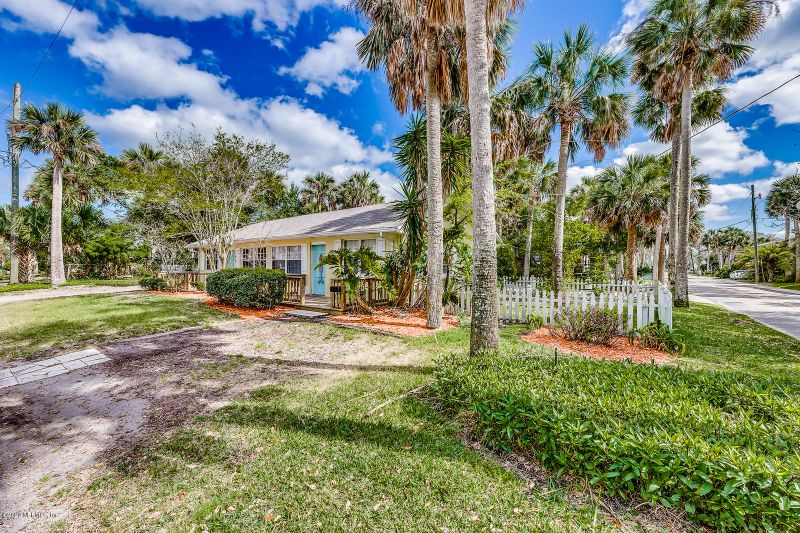 272 3rd St, Atlantic Beach, FL 32233