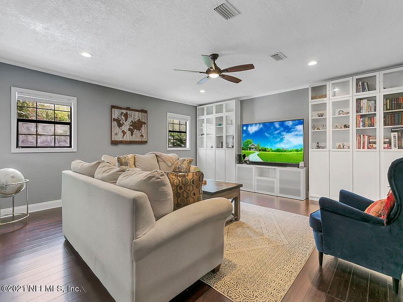2857 Melhollin Dr, Jacksonville, FL 32216