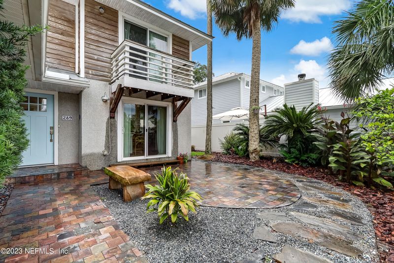 289 Pine St, Atlantic Beach, FL 32233