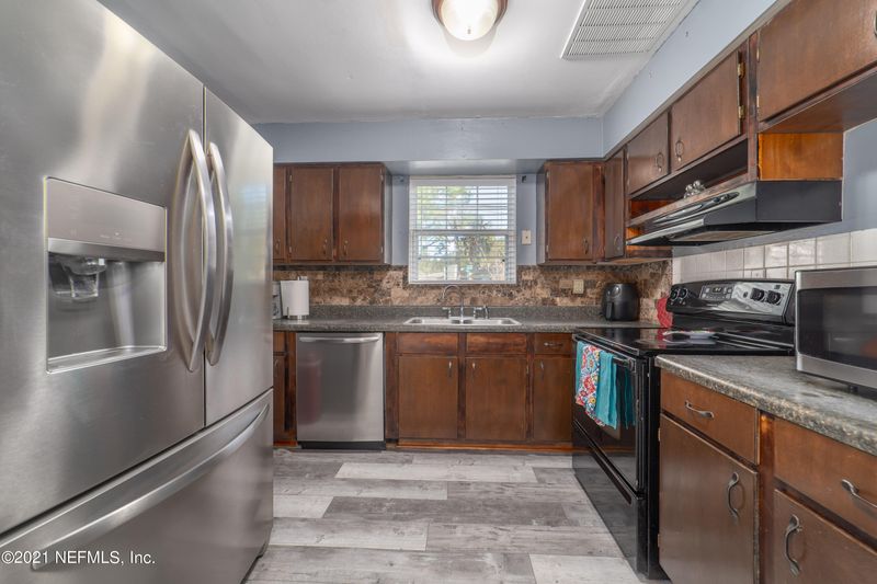 2901 Sandhurst Rd E, Jacksonville, FL 32277