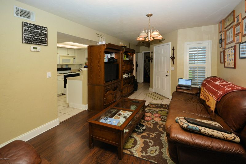 2915 Bayshore Dr E, Jacksonville, FL 32233