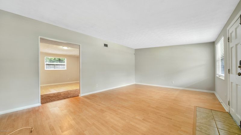 2920 Lauderdale Dr E, Jacksonville, FL 32277