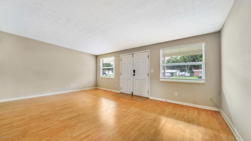 2920 Lauderdale Dr E, Jacksonville, FL 32277