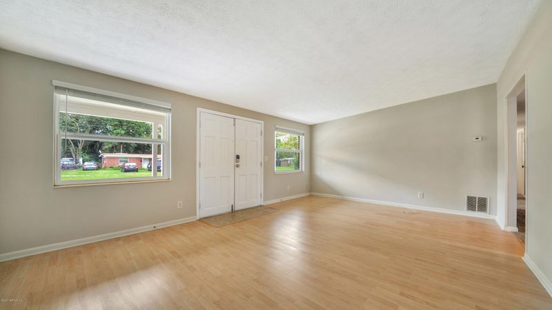 2920 Lauderdale Dr E, Jacksonville, FL 32277