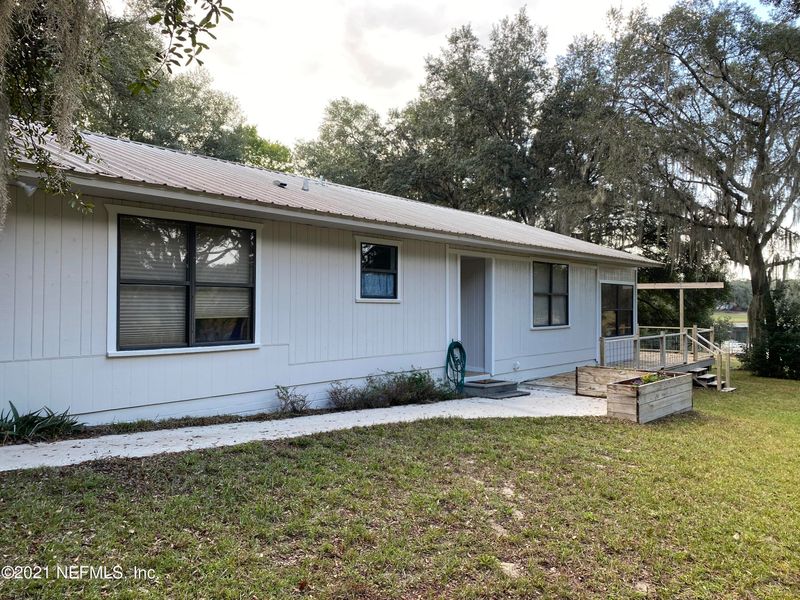 300 Swan Lake Rd, Melrose, FL 32666