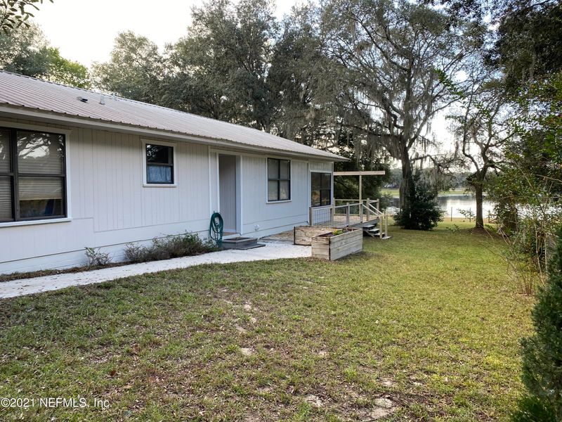 300 Swan Lake Rd, Melrose, FL 32666