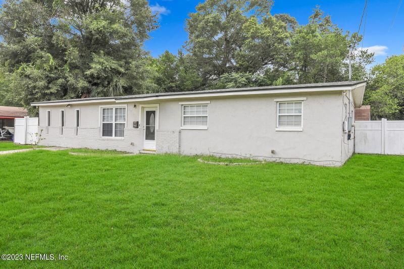 3040 Dalehurst Dr W, Jacksonville, FL 32277