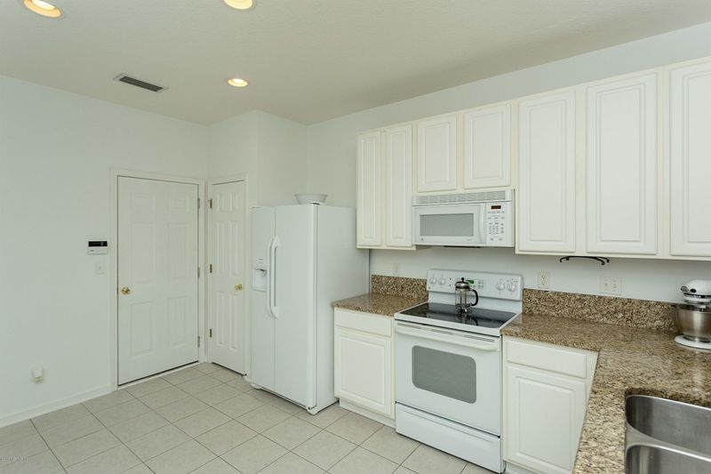 3139 Hollow Tree Ct, Jacksonville, FL 32216