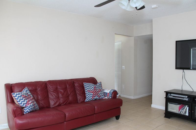 3220 Red Oak Dr, Jacksonville, FL 32277