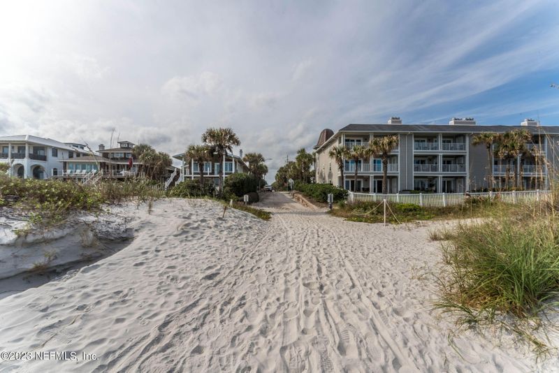 323 7th St, Atlantic Beach, FL 32233