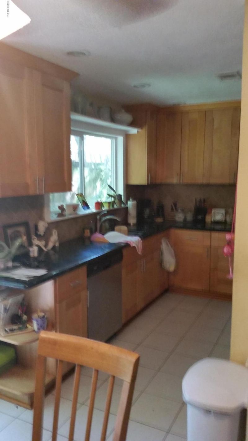 325 Garden Ln, Atlantic Beach, FL 32233