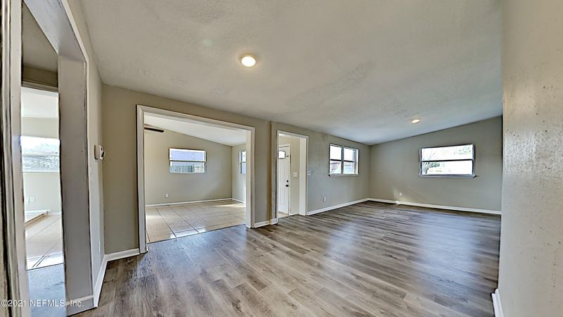 330 Rio Rd, Jacksonville, FL 32218