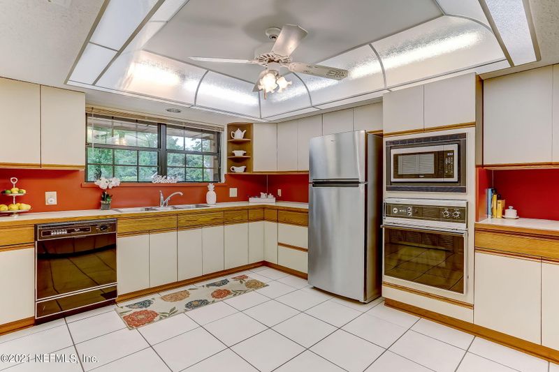 331 St Johns River Place Ln, St Johns, FL 32259