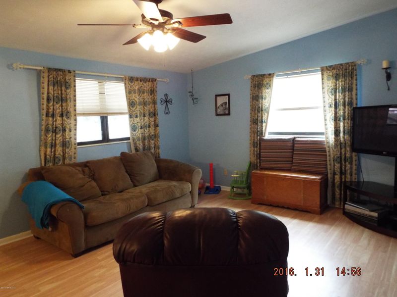 343 Rio Rd, Jacksonville, FL 32218