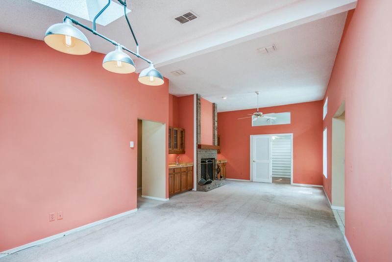 3556 Marsh Creek Dr, Jacksonville, FL 32277