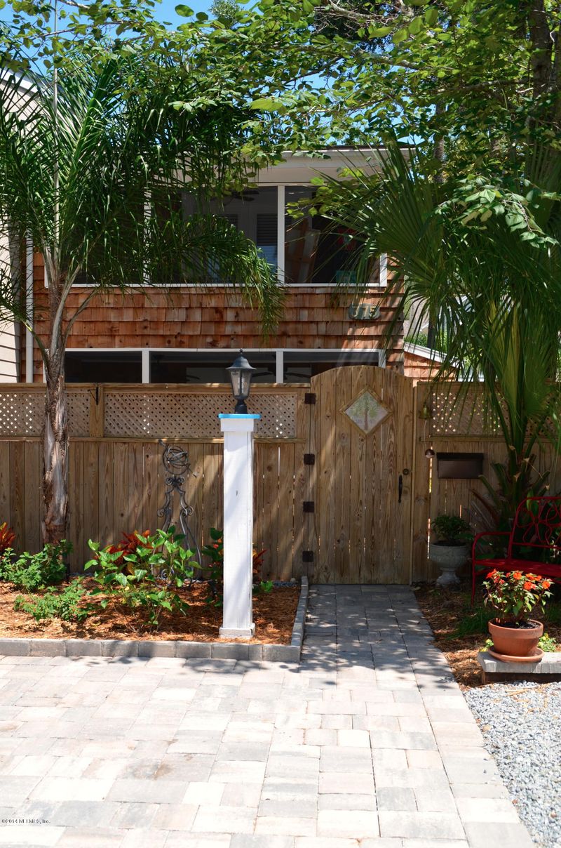 375 4th St, Atlantic Beach, FL 32233