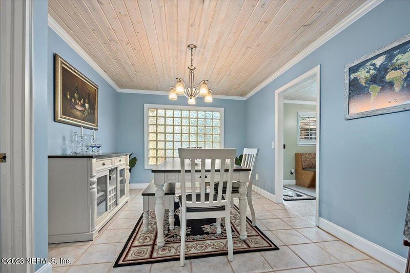 385 Garden Ln, Atlantic Beach, FL 32233