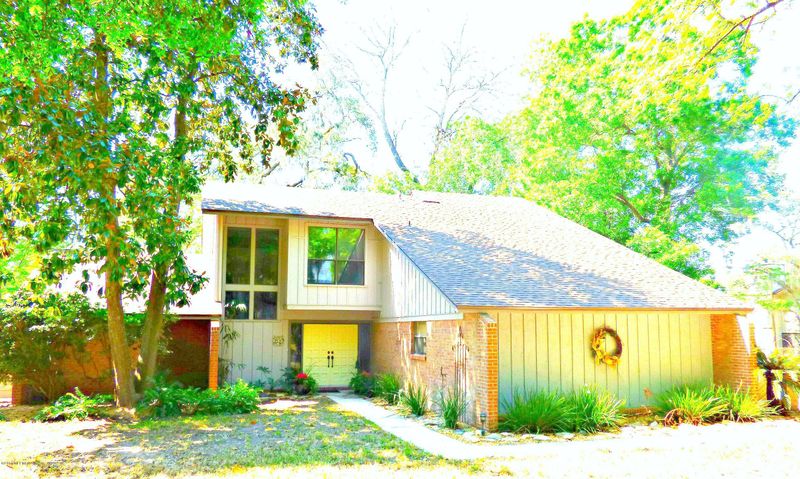 3930 Lochlaurel Dr, Jacksonville, FL 32277