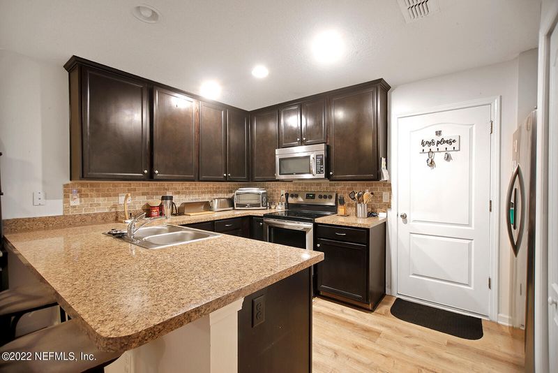 422 Walnut Dr, St Johns, FL 32259