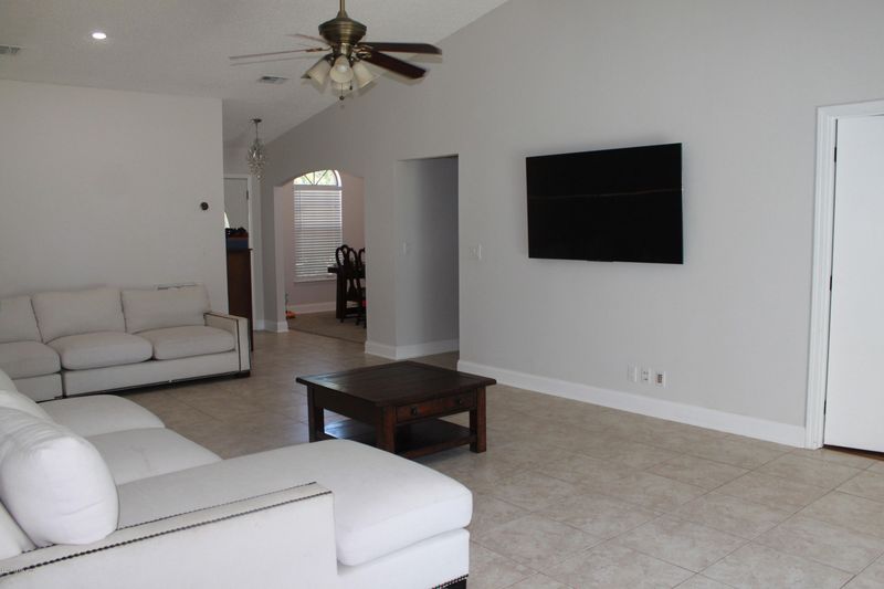 4242 Emerald Bay Dr, Jacksonville, FL 32277